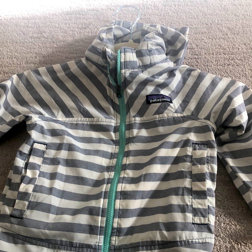 Kids Patagonia light weight sun jacket with removable snap hood, size 3T